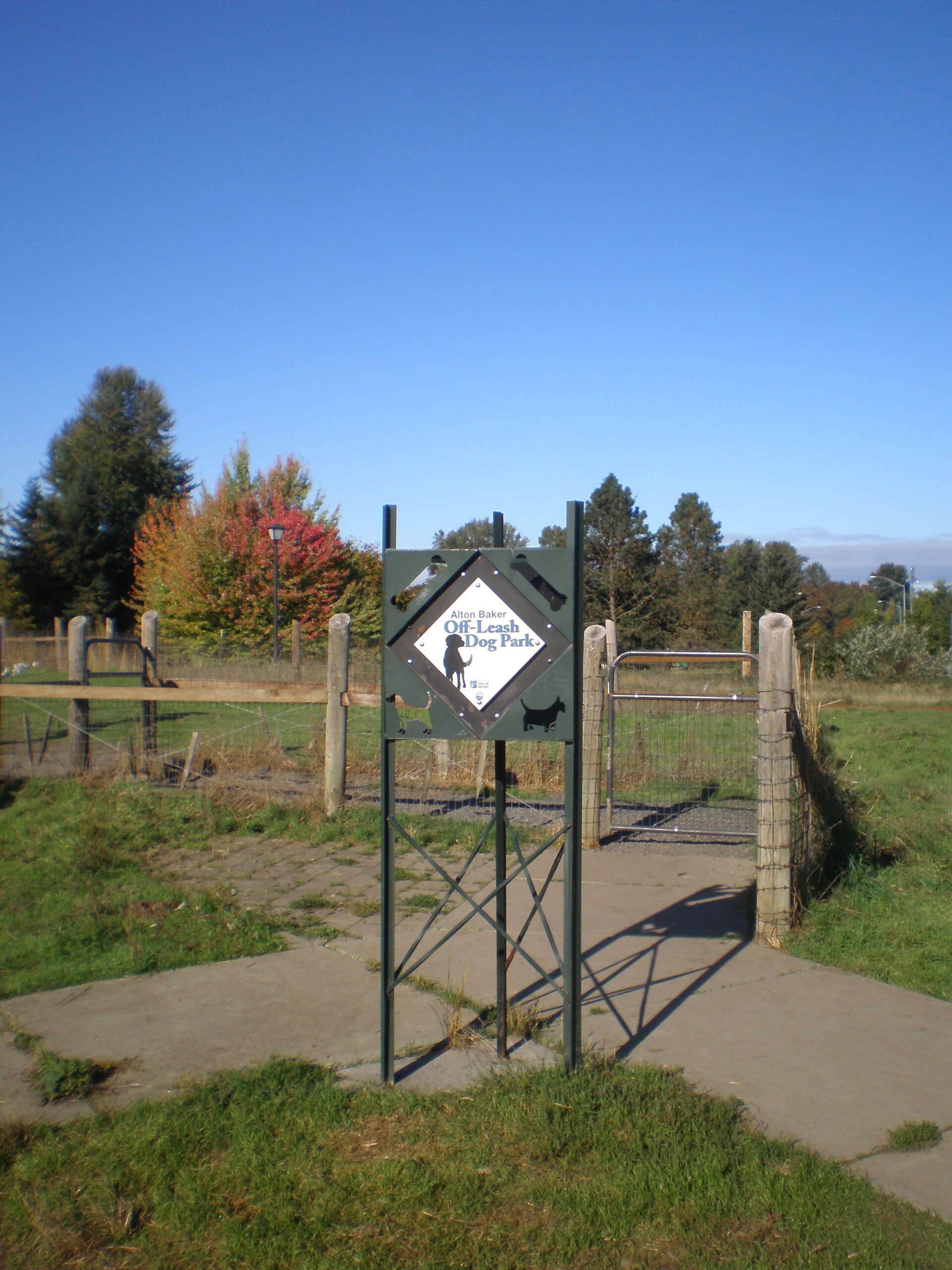 Off-leash dog park in Eugene, Oregon — photo by Another Believer (CC BY-SA 3.0), via Wikimedia Commons
